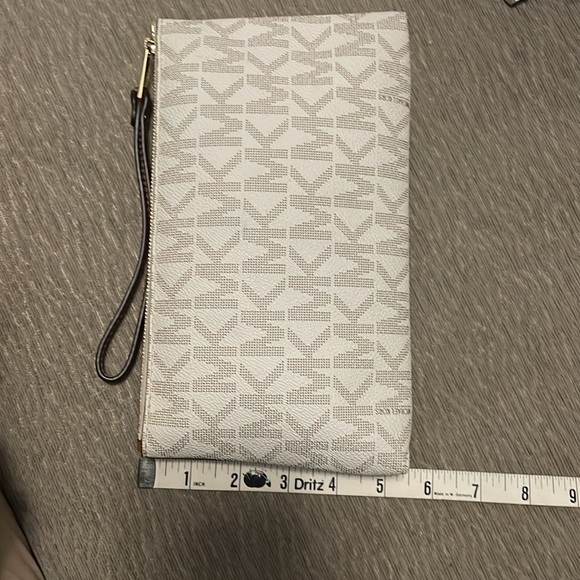 MK wristlet EUC - Picture 2 of 7